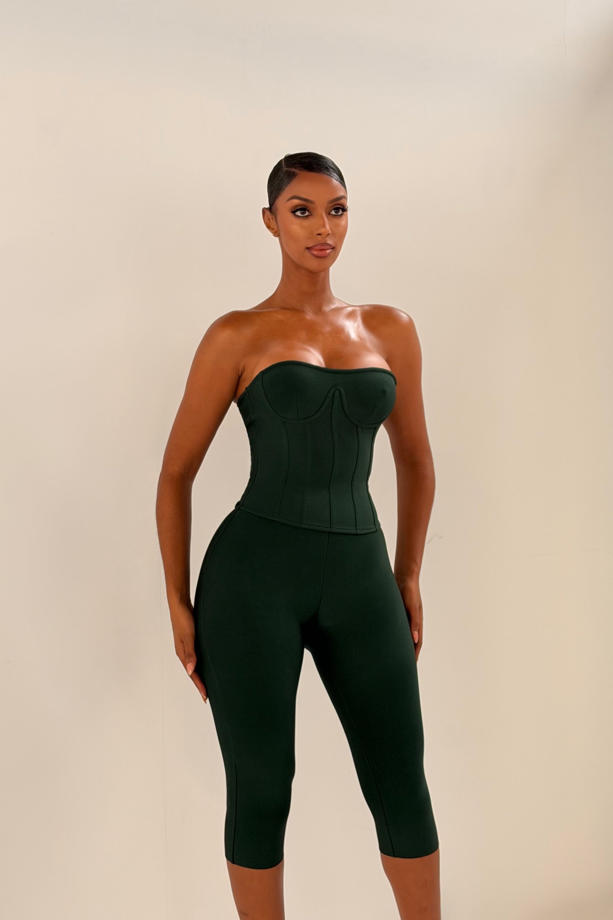The Yasmin Bandage Capri Pants Deep Green – LEMONLUNAR